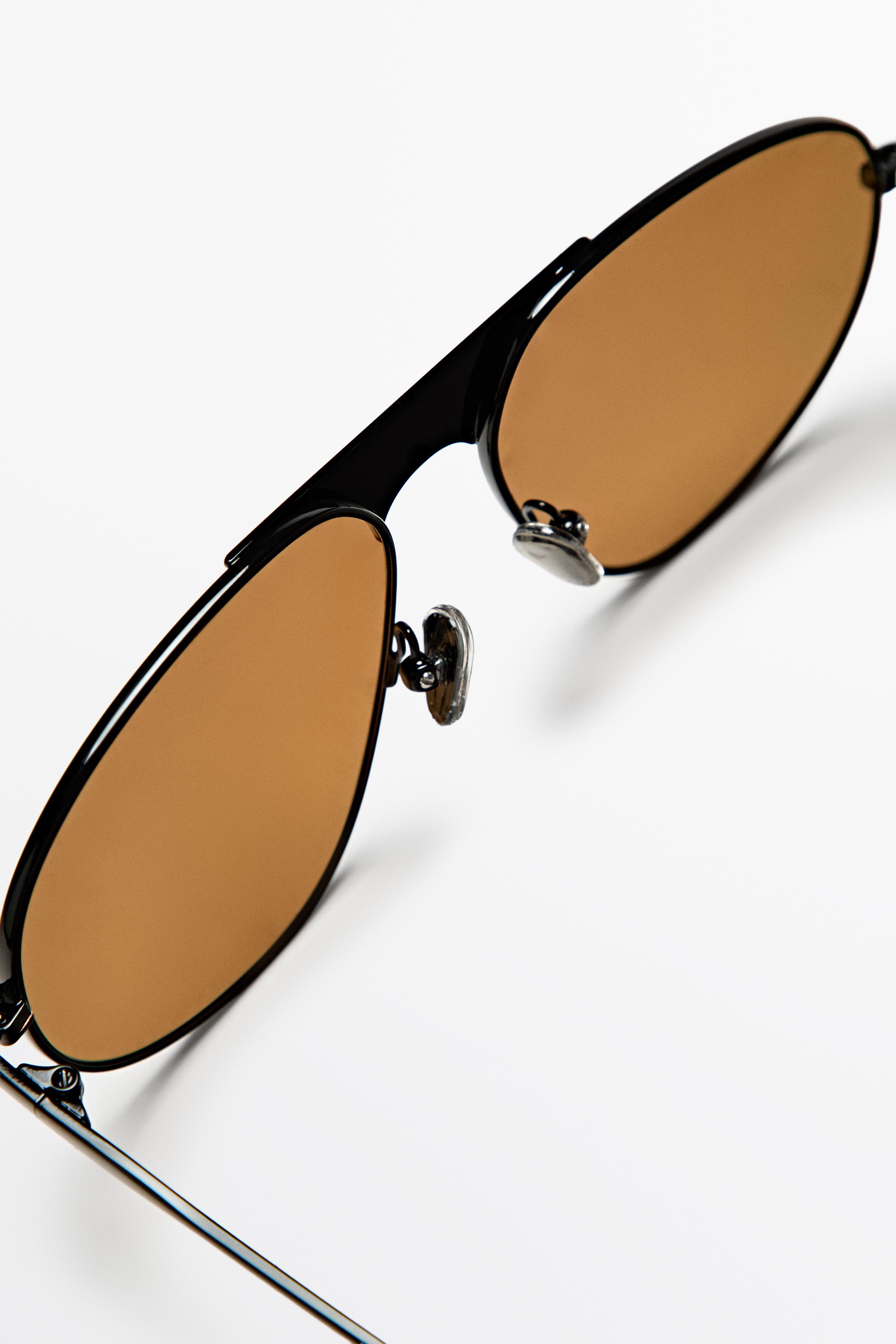 Metallic aviator sunglasses